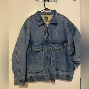Jean jacket with Sherpa lining and huge pockets